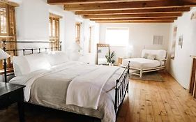 Group Getaway: Serene Adobe Retreat 4-11 Guests